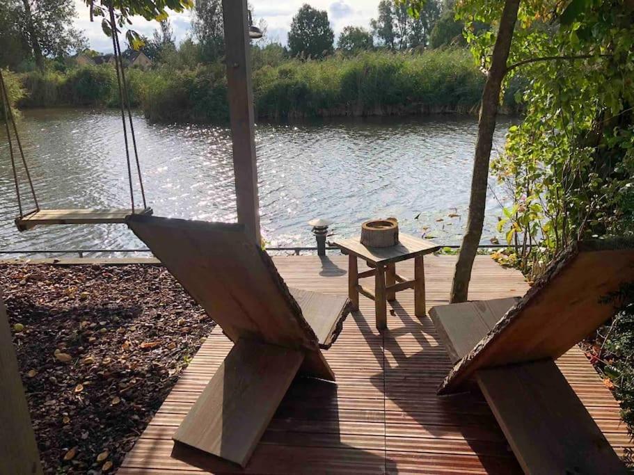 Gezellige Pipo Met Grote Schommel Aan Het Water Villa Медемблик Екстериор снимка