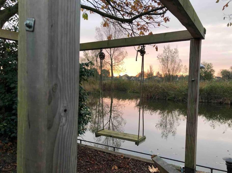 Gezellige Pipo Met Grote Schommel Aan Het Water Villa Медемблик Екстериор снимка