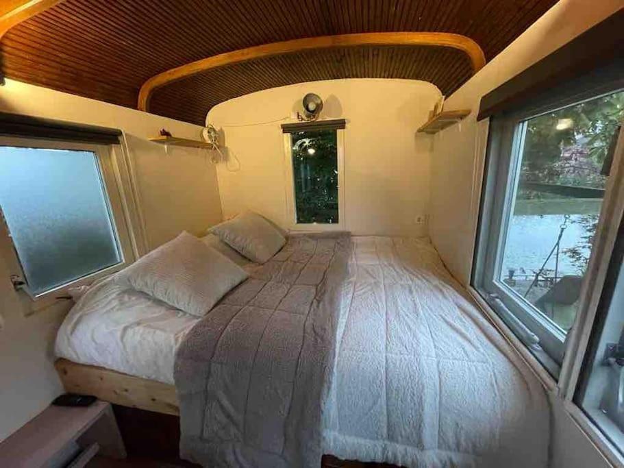 Gezellige Pipo Met Grote Schommel Aan Het Water Villa Медемблик Екстериор снимка