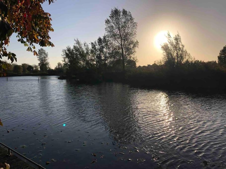 Gezellige Pipo Met Grote Schommel Aan Het Water Villa Медемблик Екстериор снимка