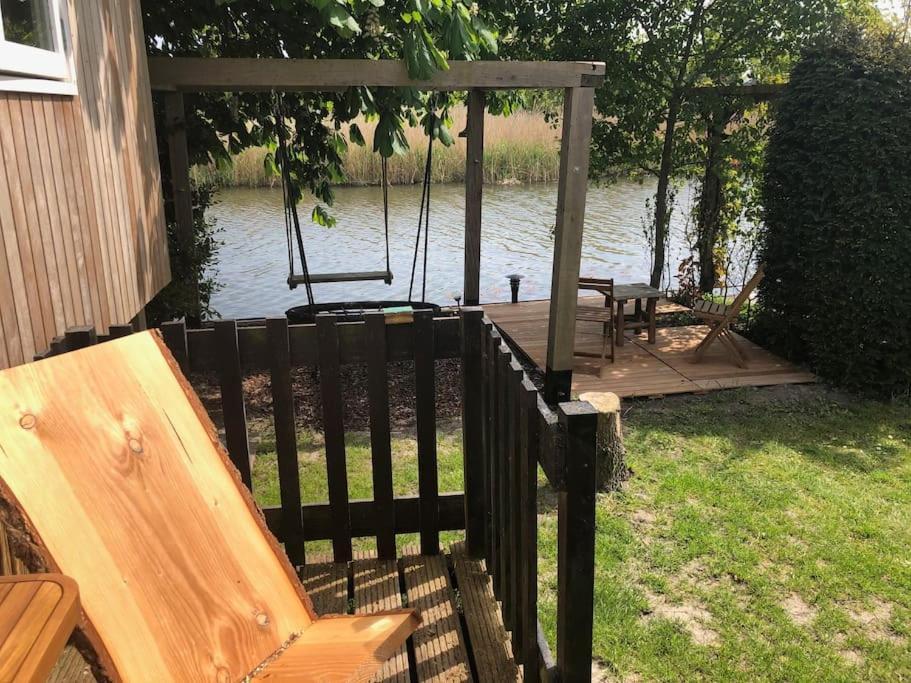 Gezellige Pipo Met Grote Schommel Aan Het Water Villa Медемблик Екстериор снимка