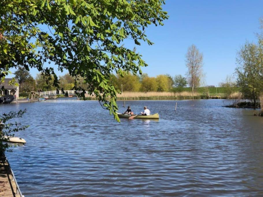 Gezellige Pipo Met Grote Schommel Aan Het Water Villa Медемблик Екстериор снимка